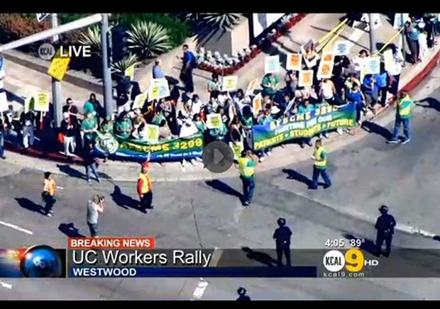 UC workers protest the imposition of a contract that hurts, at the intersection of the boulevards Wilshire and Westwood boulevards in Los Angeles Photo: Image taken from a video of CBS-2